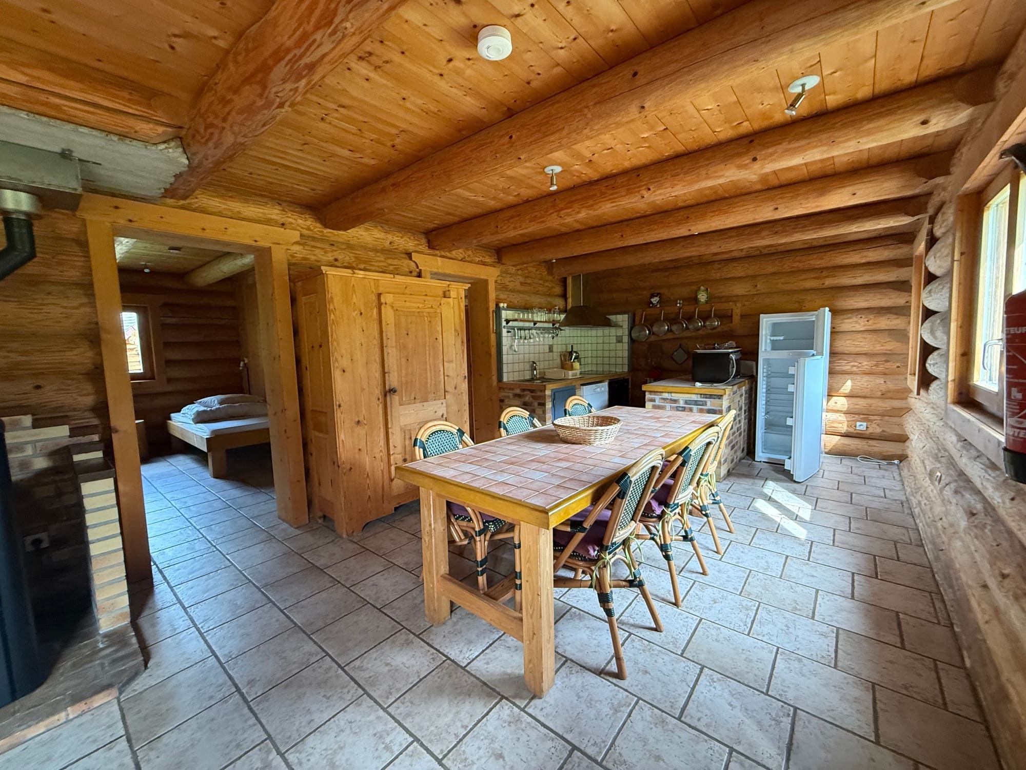 La grande table pour six et la cuisine ouverte