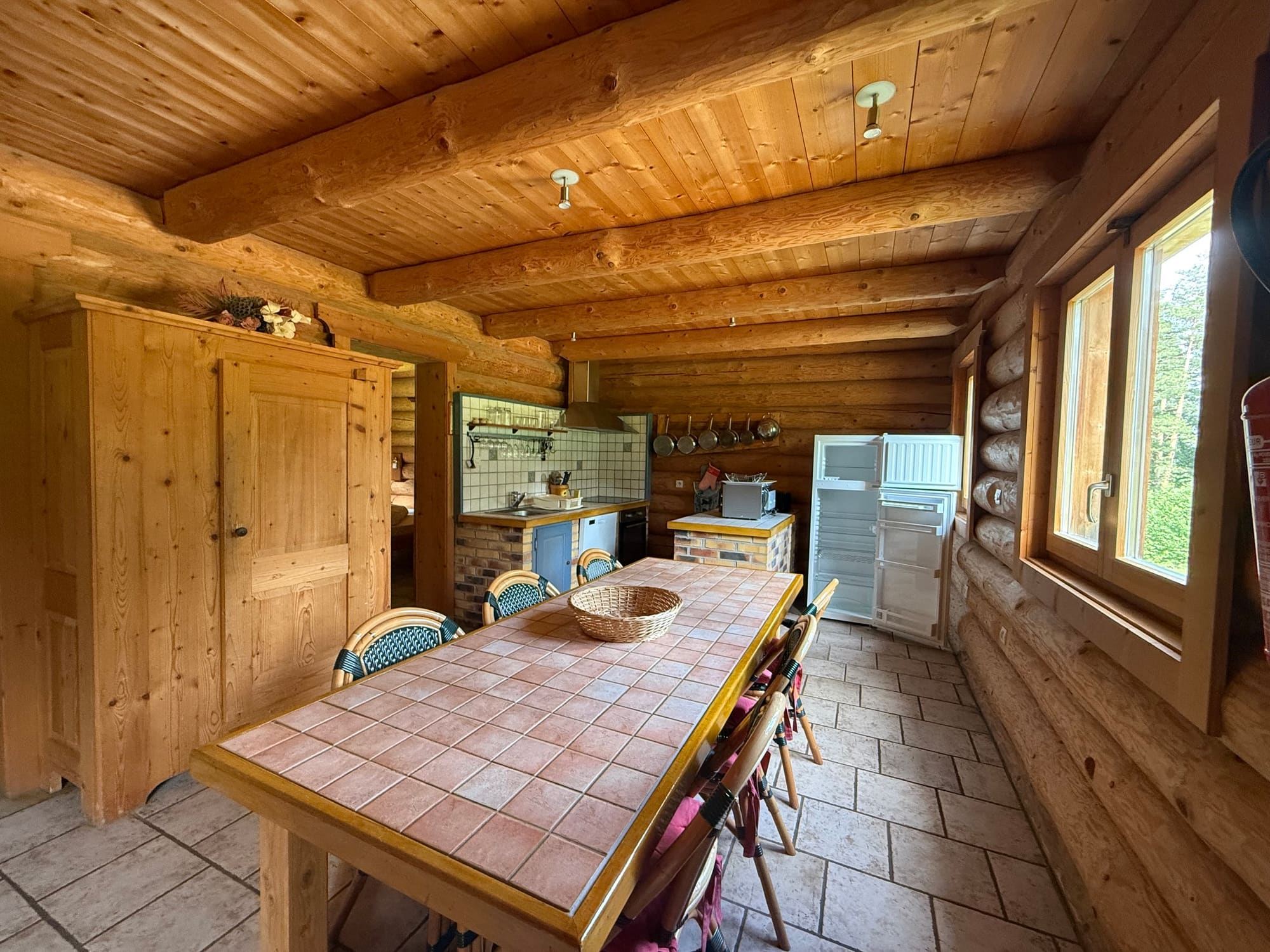 La table de la salle à manger et la cuisine ouverte