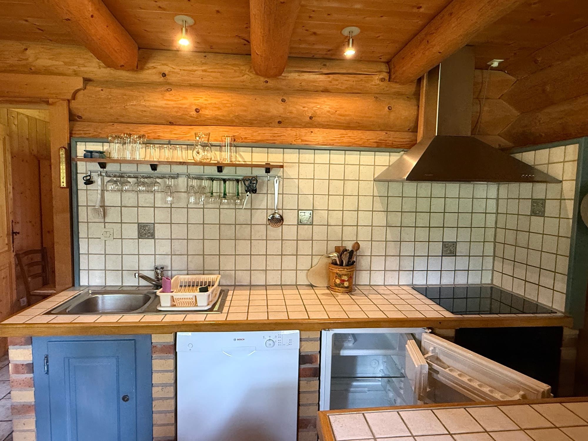 La cuisine équipée : évier, plaque, hotte et lave-vaisselle