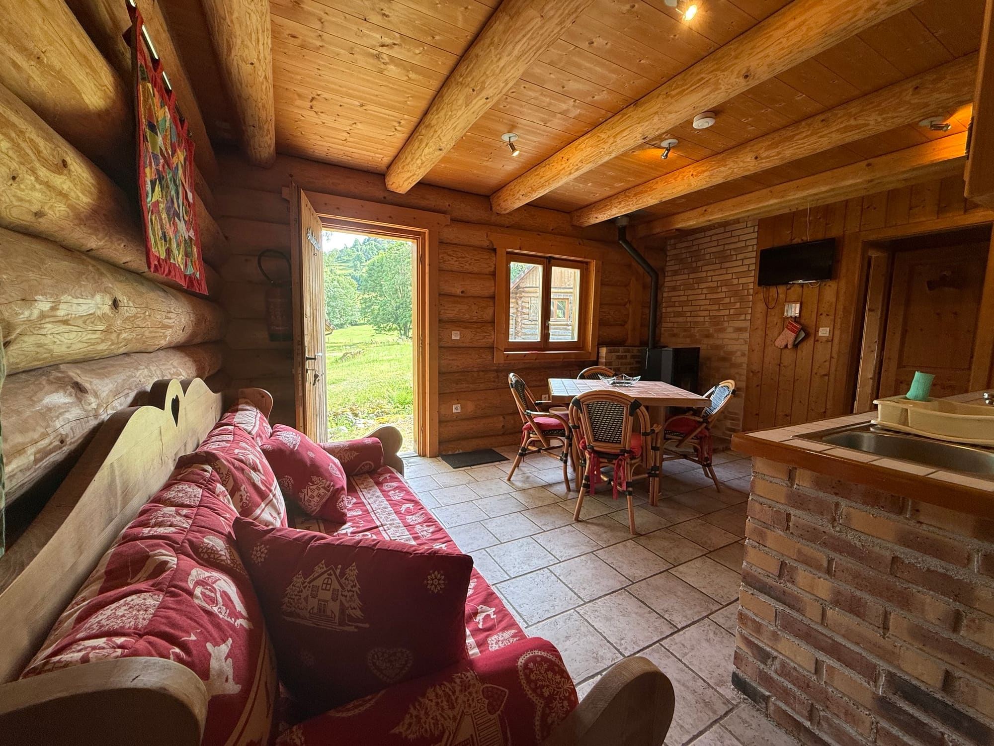 Le séjour et sa banquette, porte grande ouverte sur la prairie