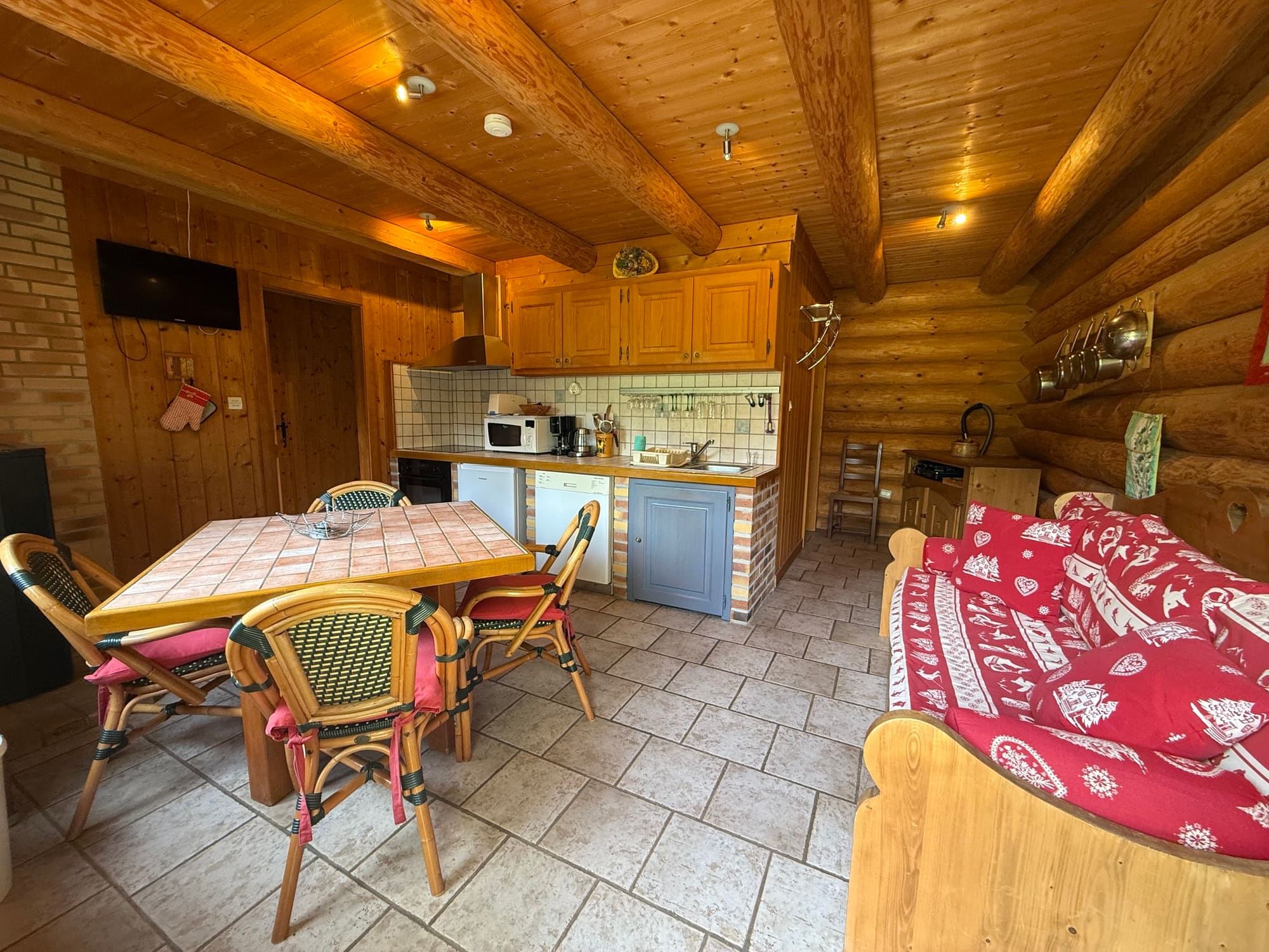 La table du séjour et la cuisine ouverte