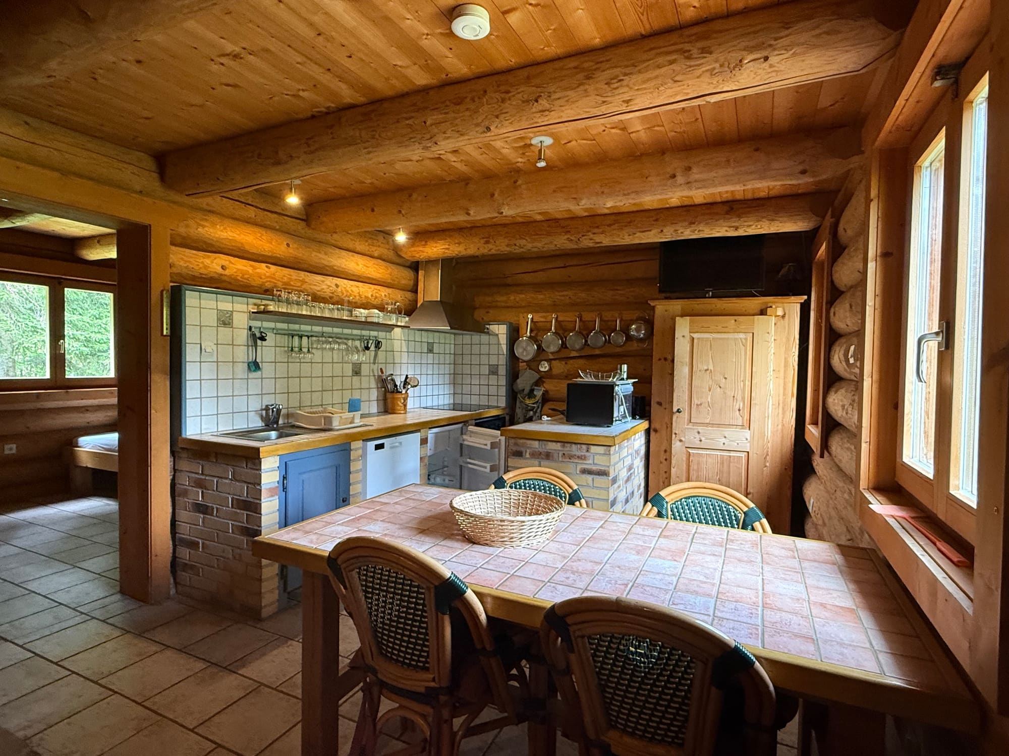 La table de la salle à manger et la cuisine ouverte